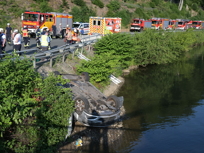Rettungskräfte arbeiten an der Unfallstelle am Fluss Lenne. - Foto: Markus Klümper/Sauerlandreporter/dpa