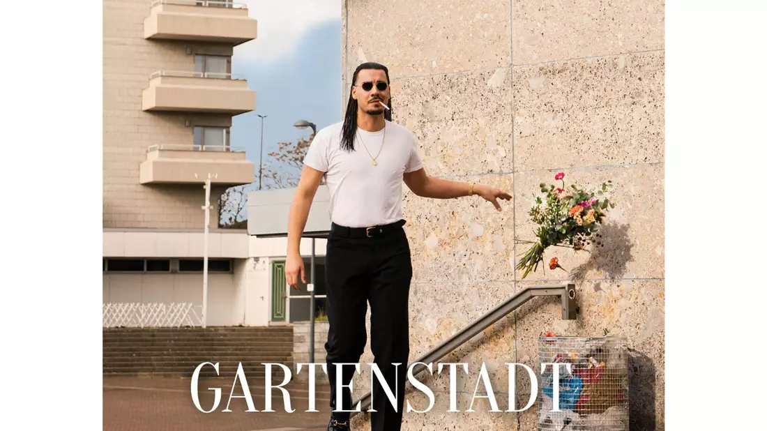 Mit seinem Album «Gartenstadt» stürmt Apache 207 direkt auf Platz eins der Charts. - Bild: Sony Music/dpa