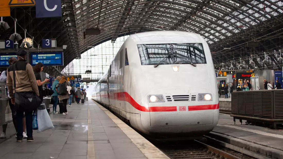 Wegen Bauarbeiten kommt es am Kölner Hauptbahnhof zu starken Einschränkungen für Reisende. - Bild: Thomas Banneyer/dpa