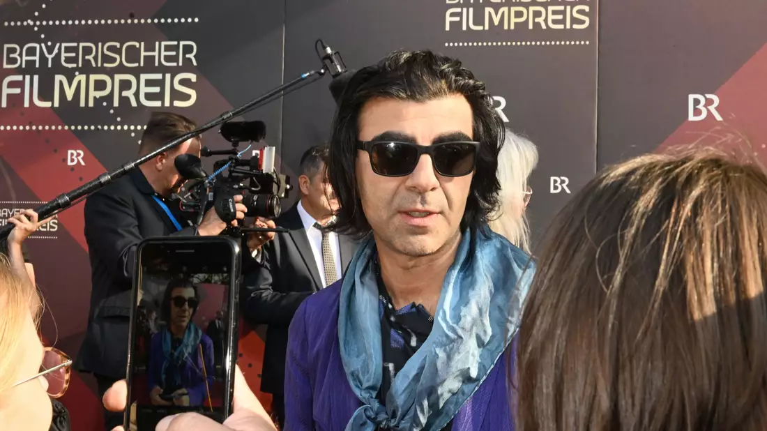 Fatih Akin kommt zur Verleihung des Bayerischen Filmpreises in das Prinzregententheater. - Bild: Felix Hörhager/dpa
