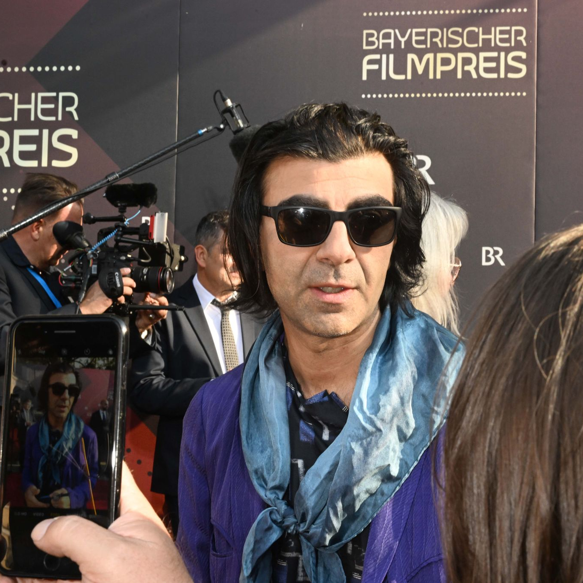 Fatih Akin kommt zur Verleihung des Bayerischen Filmpreises in das Prinzregententheater. - Foto: Felix Hörhager/dpa