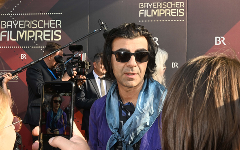 Fatih Akin kommt zur Verleihung des Bayerischen Filmpreises in das Prinzregententheater. - Foto: Felix Hörhager/dpa