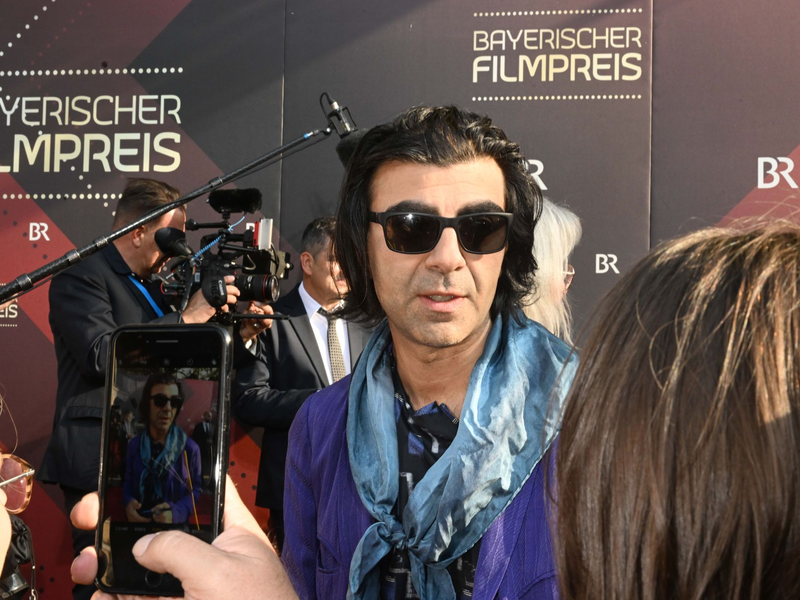 Fatih Akin kommt zur Verleihung des Bayerischen Filmpreises in das Prinzregententheater. - Foto: Felix Hörhager/dpa