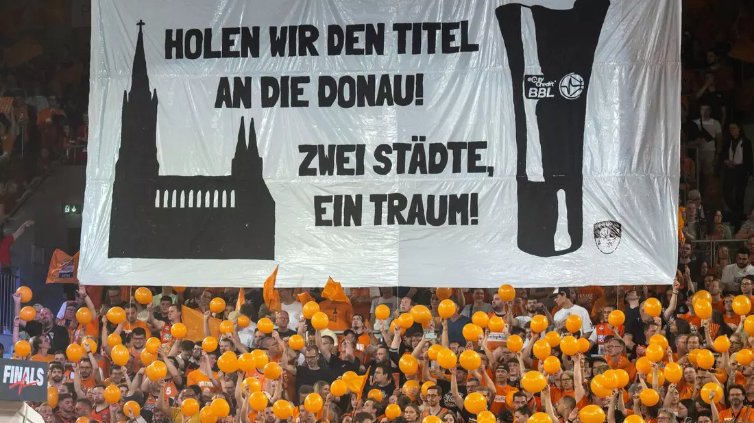 In der lauten Arena bereiteten sich Ulms Fans auf den Meistertitel vor. - Bild: Stefan Puchner/dpa