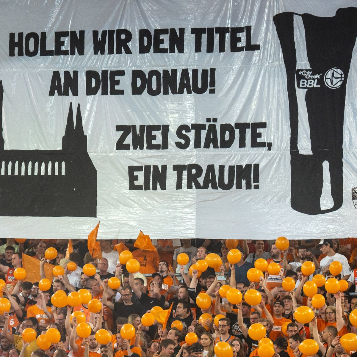 In der lauten Arena bereiteten sich Ulms Fans auf den Meistertitel vor. - Foto: Stefan Puchner/dpa