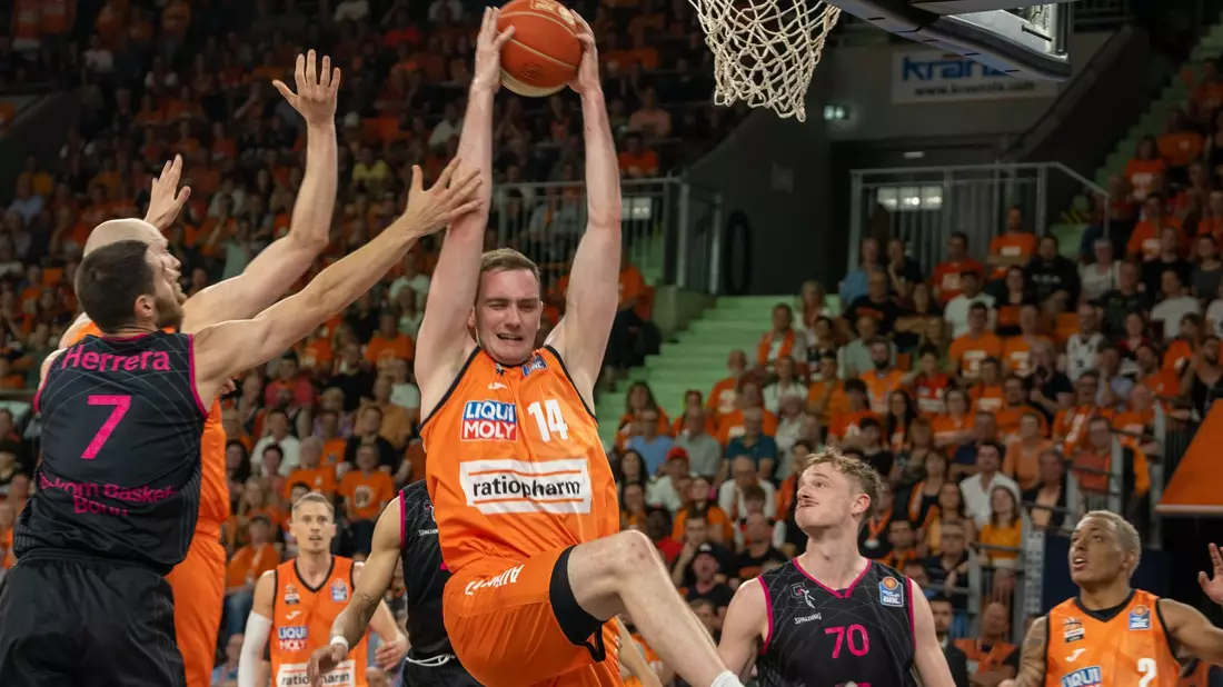 Ratiopharm Ulm und die Telekom Baskets Bonn lieferten sich eine umkämpfte erste Halbzeit. - Bild: Stefan Puchner/dpa