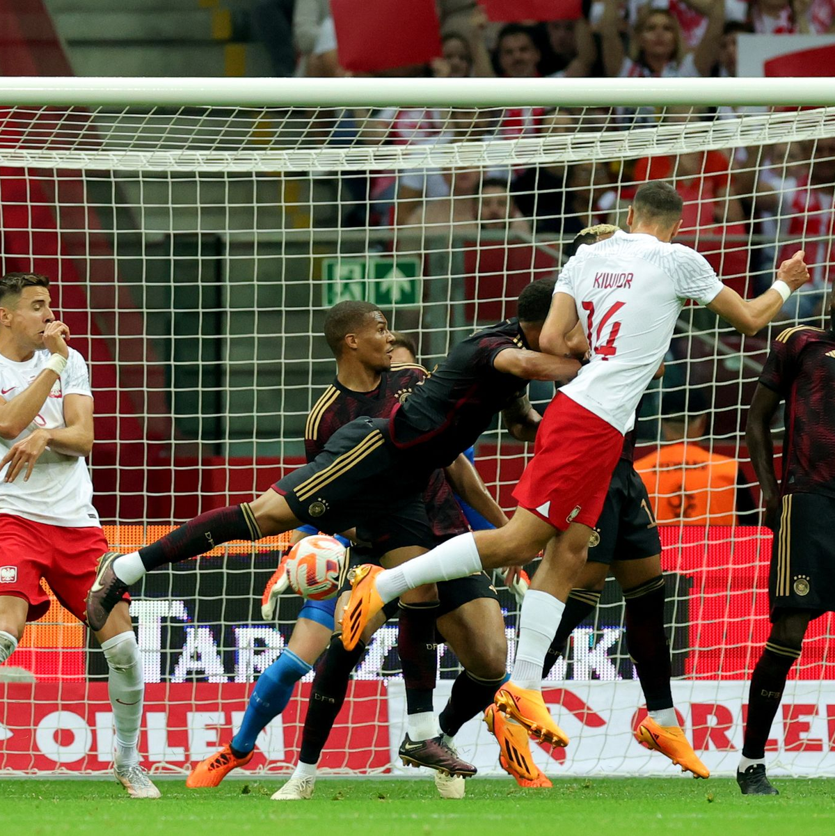 Jakub Kiwior traf per Kopf zum 1:0 für die Gastgeber aus Polen. - Foto: Christian Charisius/dpa