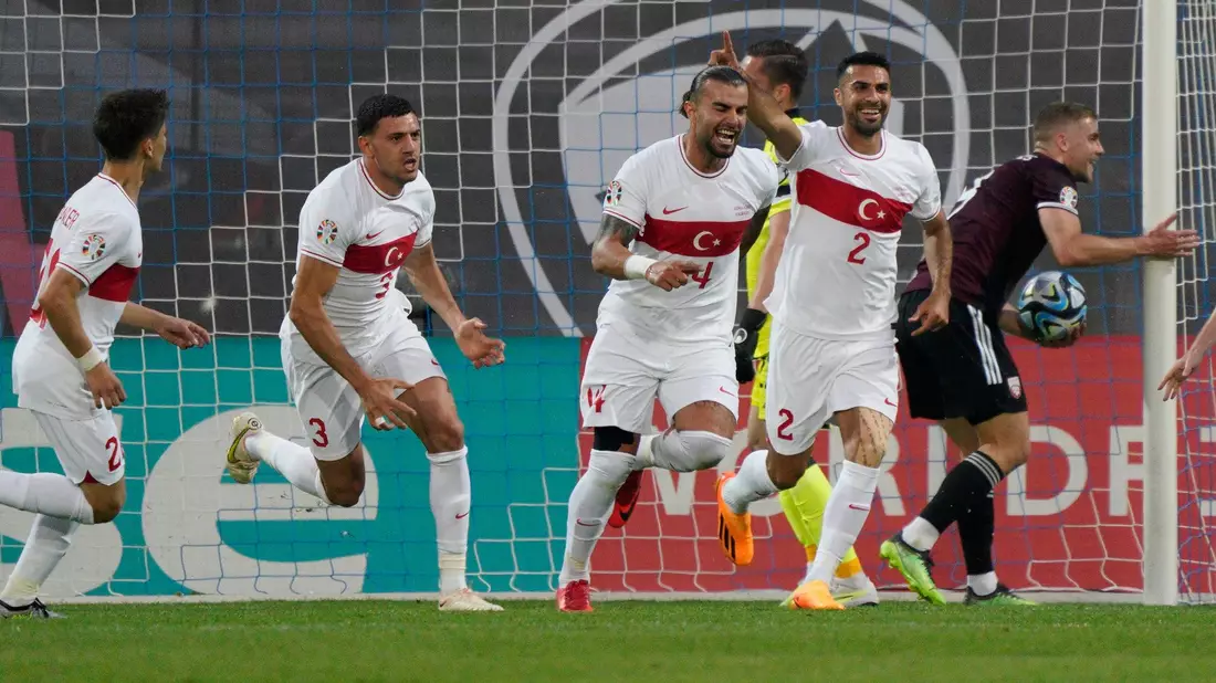 Gegen Lettland gewann die Türkei in Riga in letzter Minute mit 3:2 (1:0). - Bild: Roman Koksarov/AP/dpa