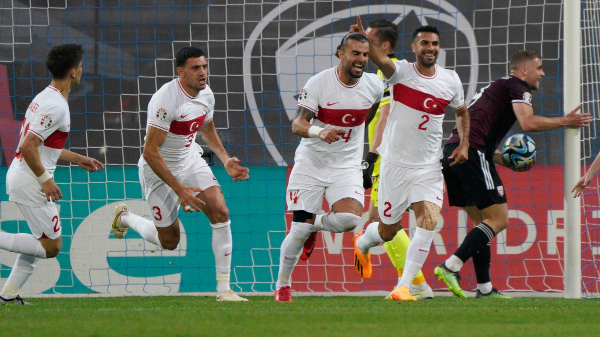 Gegen Lettland gewann die Türkei in Riga in letzter Minute mit 3:2 (1:0). - Foto: Roman Koksarov/AP/dpa