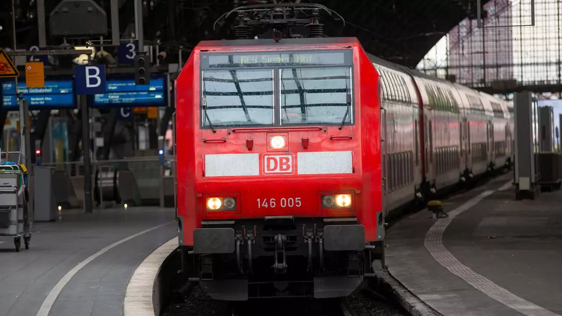 Ein Regionalzug fährt in den Kölner Hauptbahnhof ein. - Bild: Thomas Banneyer/dpa