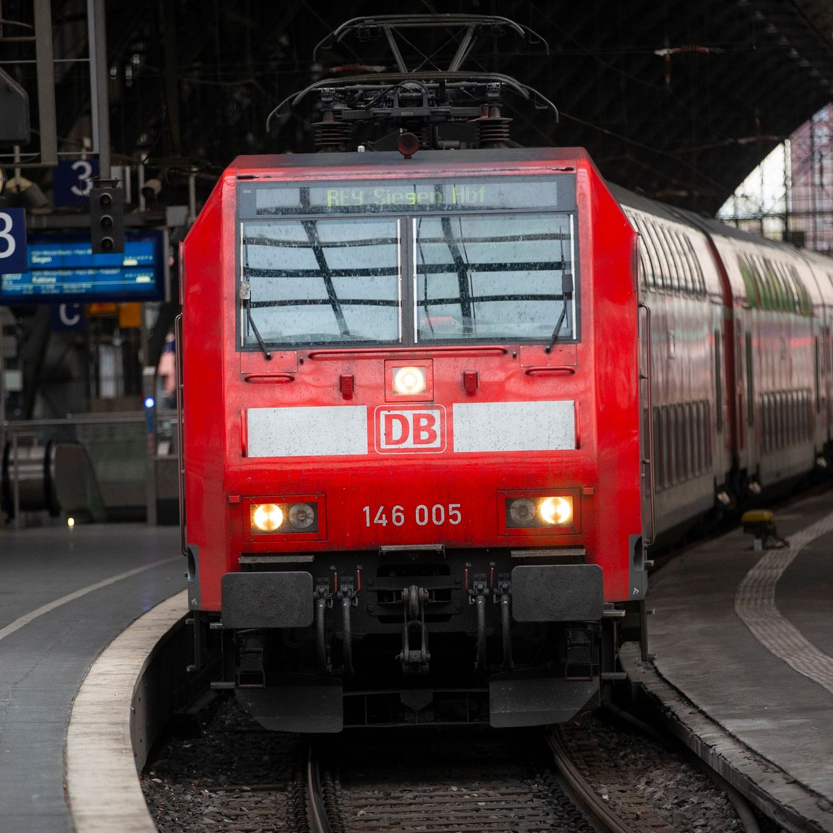 Ein Regionalzug fährt in den Kölner Hauptbahnhof ein. - Foto: Thomas Banneyer/dpa