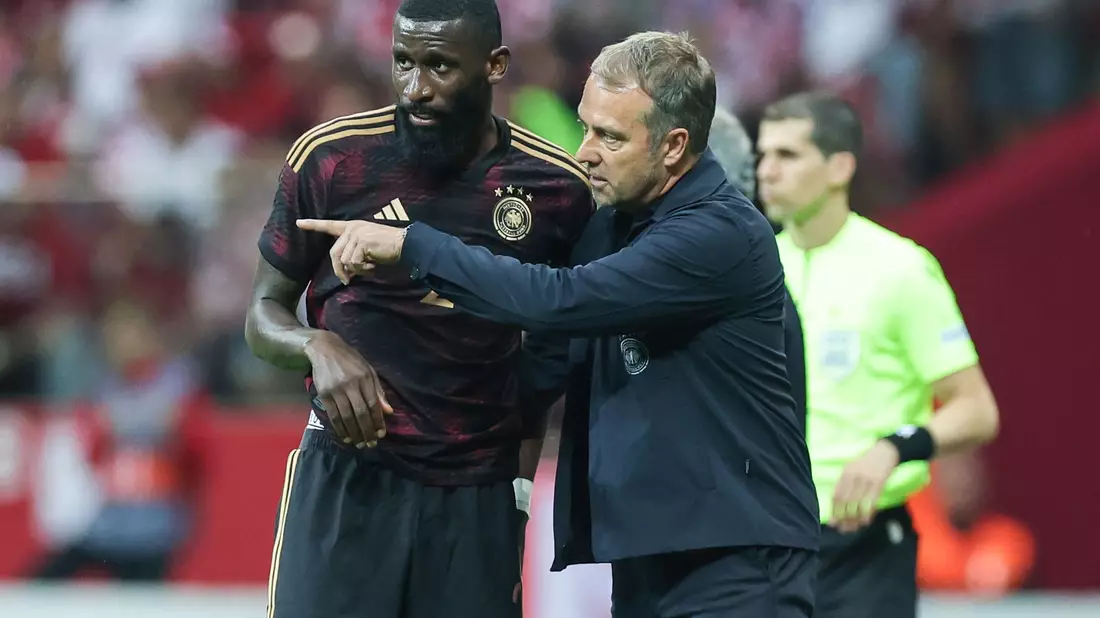Bundestrainer Hansi Flick gibt Antonio Rüdiger taktische Anweisungen. - Bild: Christian Charisius/dpa