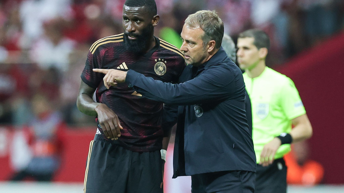 Bundestrainer Hansi Flick gibt Antonio Rüdiger taktische Anweisungen. - Foto: Christian Charisius/dpa