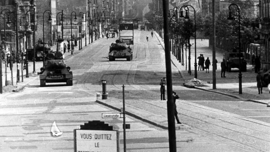 Blick in die Chausseestraße mit sowjetischen Panzern nach der Niederschlagung des Aufstandes. Am 17. Juni 1953 protestierten in der DDR eine Million Menschen gegen den noch jungen sozialistischen Staat - bis sowjetische Panzer den Aufstand beendeten. - Bild: Günter Bratke/dpa
