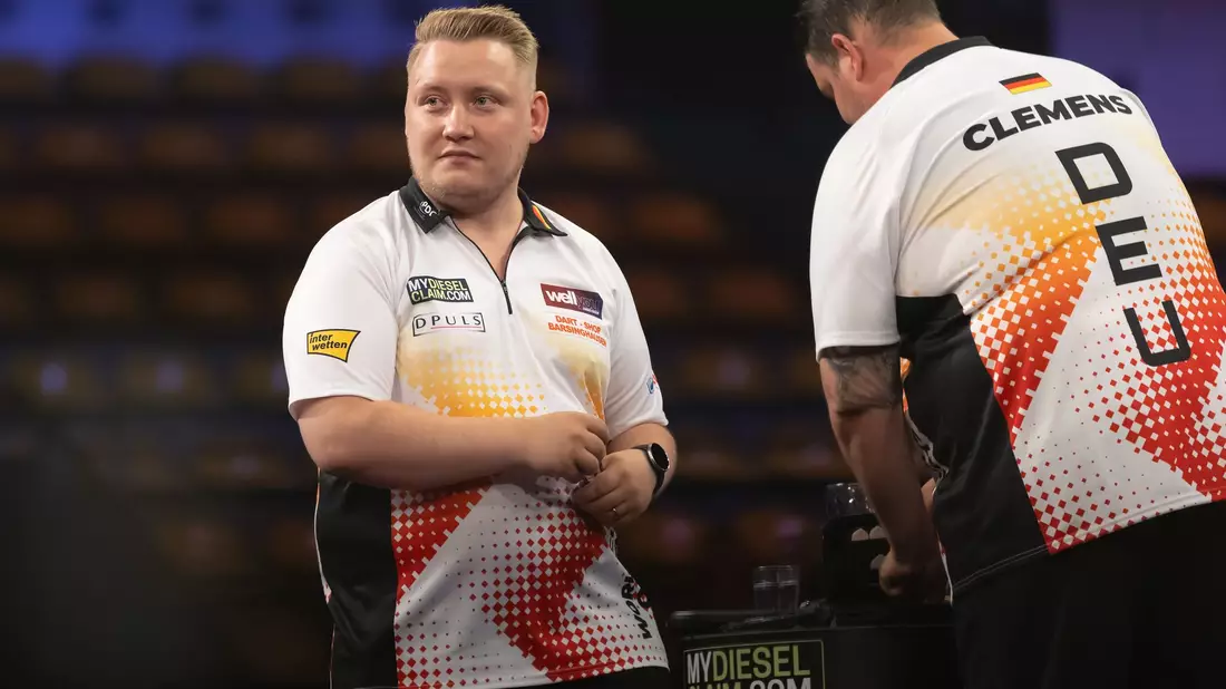 Das deutsche Darts-Duo Martin Schindler (l) und Gabriel Clemens bereiten sich auf ein Match vor. - Bild: Jürgen Kessler/dpa