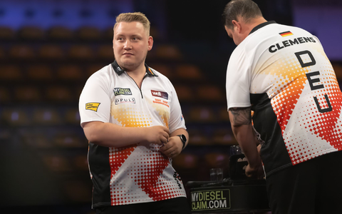 Das deutsche Darts-Duo Martin Schindler (l) und Gabriel Clemens bereiten sich auf ein Match vor. - Foto: Jürgen Kessler/dpa Das deutsche Darts-Duo Martin Schindler (l) und Gabriel Clemens bereiten sich auf ein Match vor. - Foto: Jürgen Kessler/dpa