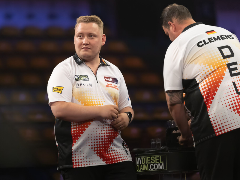 Das deutsche Darts-Duo Martin Schindler (l) und Gabriel Clemens bereiten sich auf ein Match vor. - Foto: Jürgen Kessler/dpa
