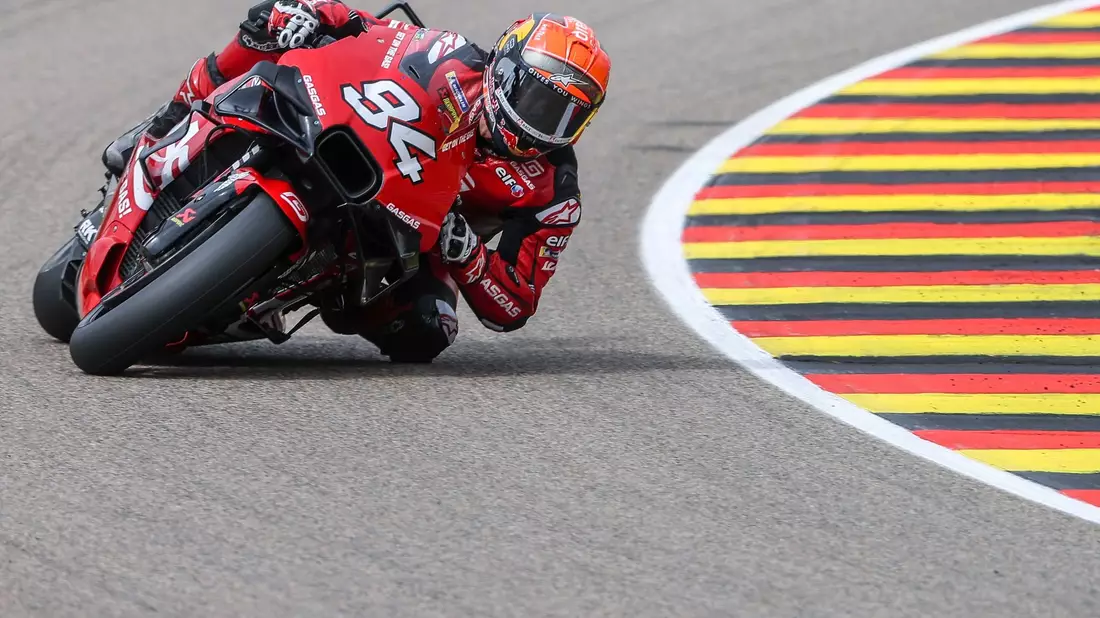 Jonas Folger aus Deutschland vom Gasgas Factory Racing Tech3 Team in Aktion. - Bild: Jan Woitas/dpa