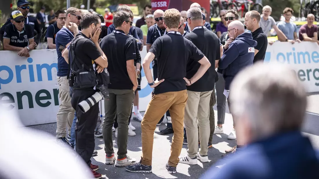 Die Mitglieder des Tour-Organisationskomitees im Gespräch, nachdem sie vom Tod des gestürzten Rennfahrers Gino Mäder erfahren haben. - Bild: Gian Ehrenzeller/KEYSTONE/dpa