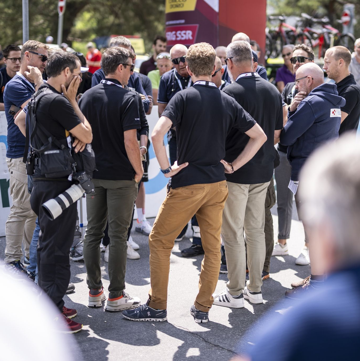 Die Mitglieder des Tour-Organisationskomitees im Gespräch, nachdem sie vom Tod des gestürzten Rennfahrers Gino Mäder erfahren haben. - Foto: Gian Ehrenzeller/KEYSTONE/dpa