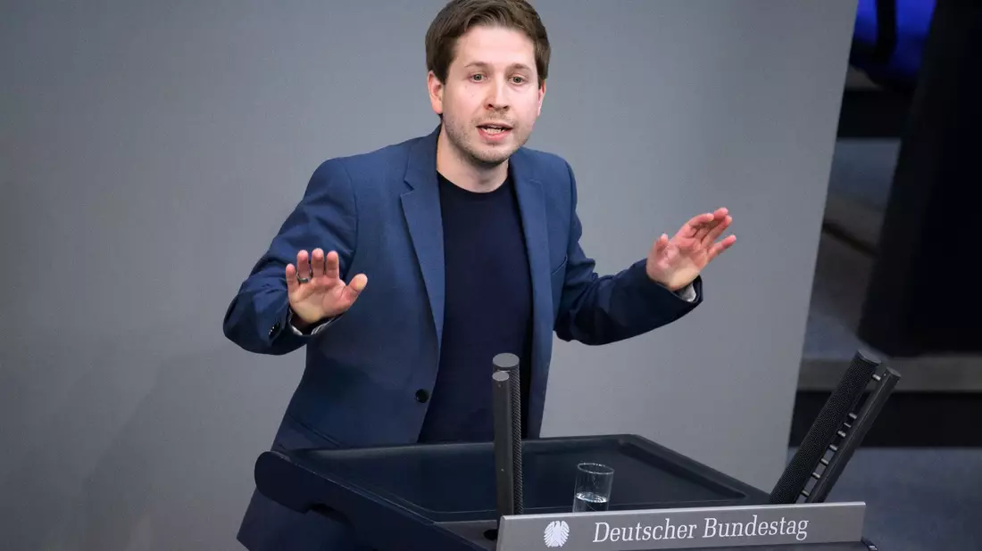 «Ziel muss es sein, die Wohngemeinnützigkeit noch in diesem Jahr zu reaktivieren», sagt Kevin Kühnert (SPD). - Bild: Bernd von Jutrczenka/dpa