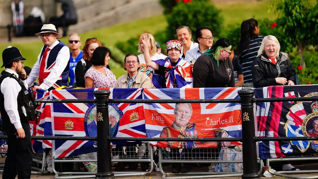 Menschen warten auf der Prachtstraße «The Mall» in London auf den Beginn der Parade «Trooping the Colour». - Bild: Victoria Jones/PA Wire/dpa