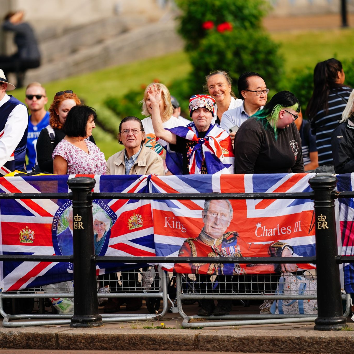 Menschen warten auf der Prachtstraße «The Mall» in London auf den Beginn der Parade «Trooping the Colour». - Foto: Victoria Jones/PA Wire/dpa