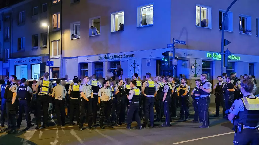 Polizisten in der Essener Innstadt: In der Nacht zum Samstag ist es dort zu gewalttätigen Auseinandersetzungen zwischen mehreren Gruppen gekommen. - Bild: Markus Gayk/dpa