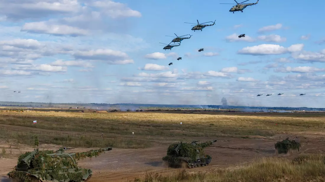Gemeinsame strategischee Übung der Streitkräfte von Russland und Belarus im September 2021 auf dem russischen Truppenübungsplatz Mulino unter Beteiligung zahlreicher Hubschrauber. - Bild: Vadim Savitskiy/Russian Defense Ministry Press Service/AP/dpa
