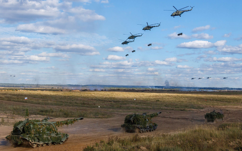 Gemeinsame strategischee Übung der Streitkräfte von Russland und Belarus im September 2021 auf dem russischen Truppenübungsplatz Mulino unter Beteiligung zahlreicher Hubschrauber. - Foto: Vadim Savitskiy/Russian Defense Ministry Press Service/AP/dpa