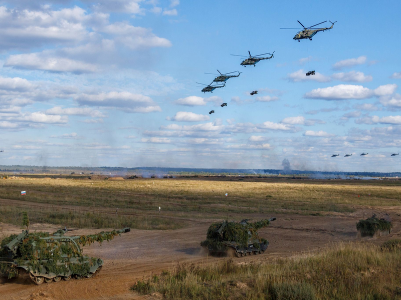 Gemeinsame strategischee Übung der Streitkräfte von Russland und Belarus im September 2021 auf dem russischen Truppenübungsplatz Mulino unter Beteiligung zahlreicher Hubschrauber. - Foto: Vadim Savitskiy/Russian Defense Ministry Press Service/AP/dpa