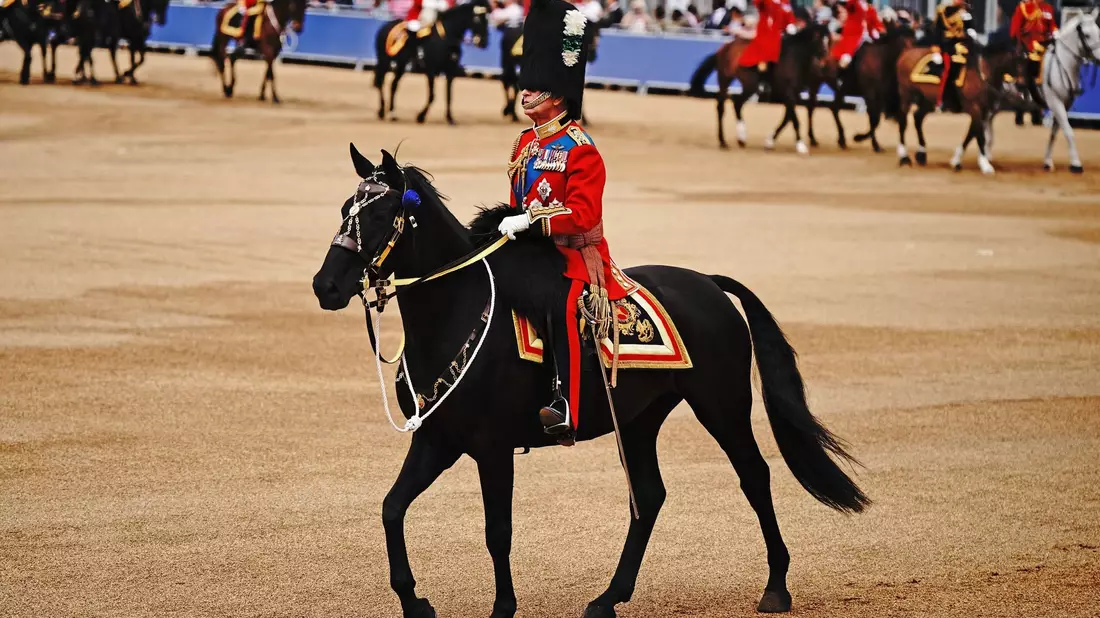 König Charles III. hoch zu Ross. - Bild: Aaron Chown/PA Wire/dpa