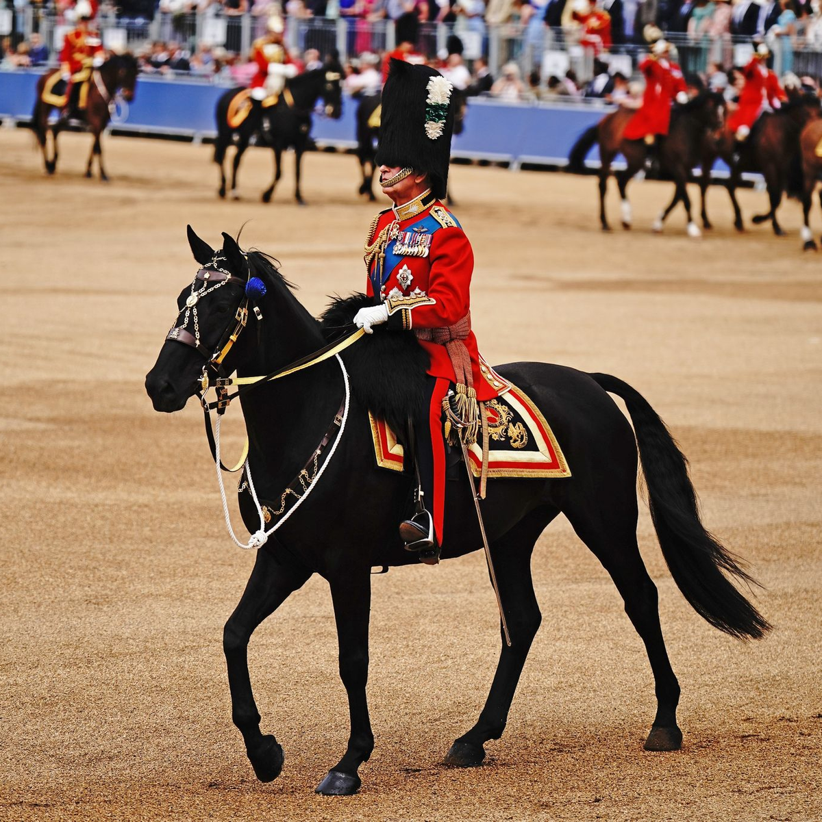 König Charles III. hoch zu Ross. - Foto: Aaron Chown/PA Wire/dpa