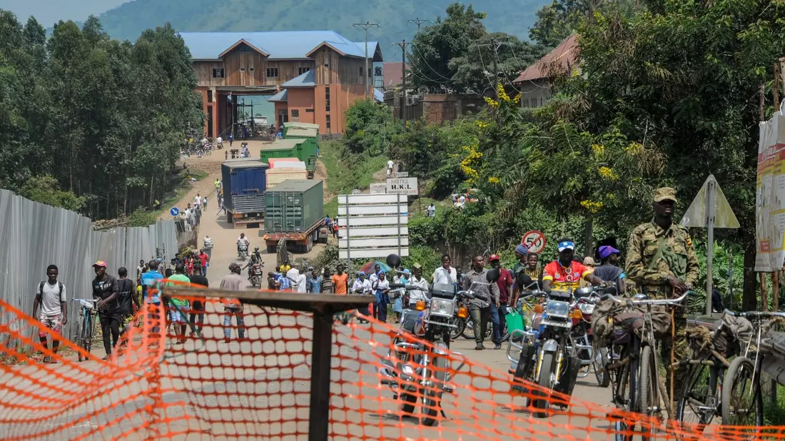 Straße zum ugandischen Grenzübergang Mpondwe, an dem es zum Kongo geht. - Bild: Ronald Kabuubi/AP