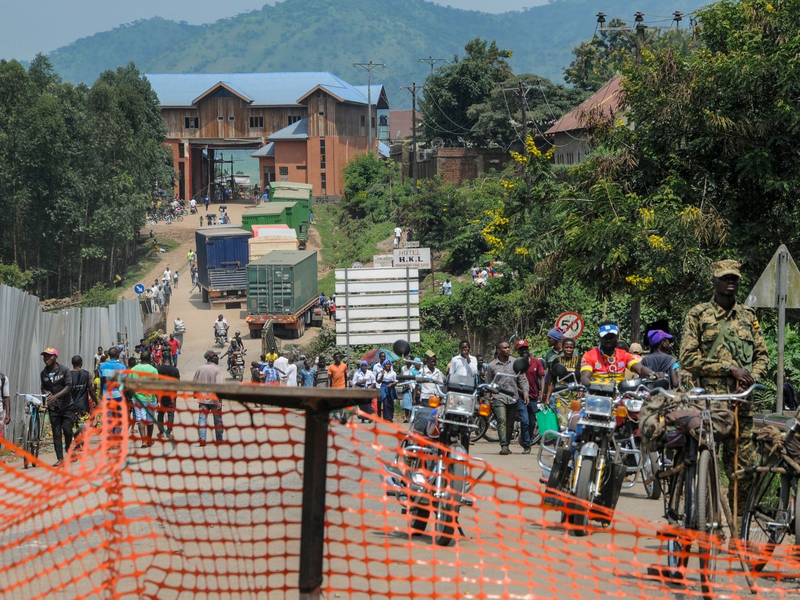 Straße zum ugandischen Grenzübergang Mpondwe, an dem es zum Kongo geht. - Foto: Ronald Kabuubi/AP