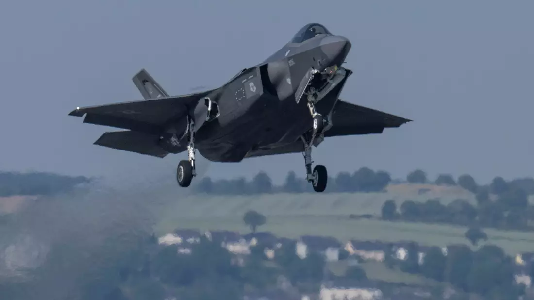 Ein Kampfflugzeug vom Typ F-35 der US-Air Force startet von der US-Air Base Spangdahlem während der Luftwaffenübung «Air Defender 2023». - Bild: Boris Roessler/dpa