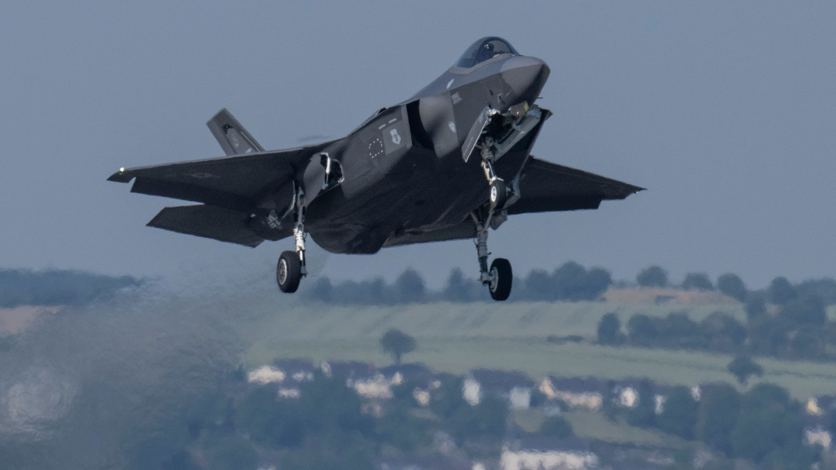 Ein Kampfflugzeug vom Typ F-35 der US-Air Force startet von der US-Air Base Spangdahlem während der Luftwaffenübung «Air Defender 2023». - Foto: Boris Roessler/dpa