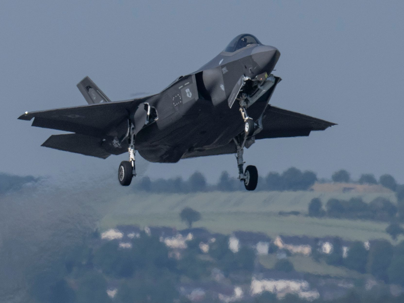 Ein Kampfflugzeug vom Typ F-35 der US-Air Force startet von der US-Air Base Spangdahlem während der Luftwaffenübung «Air Defender 2023». - Foto: Boris Roessler/dpa