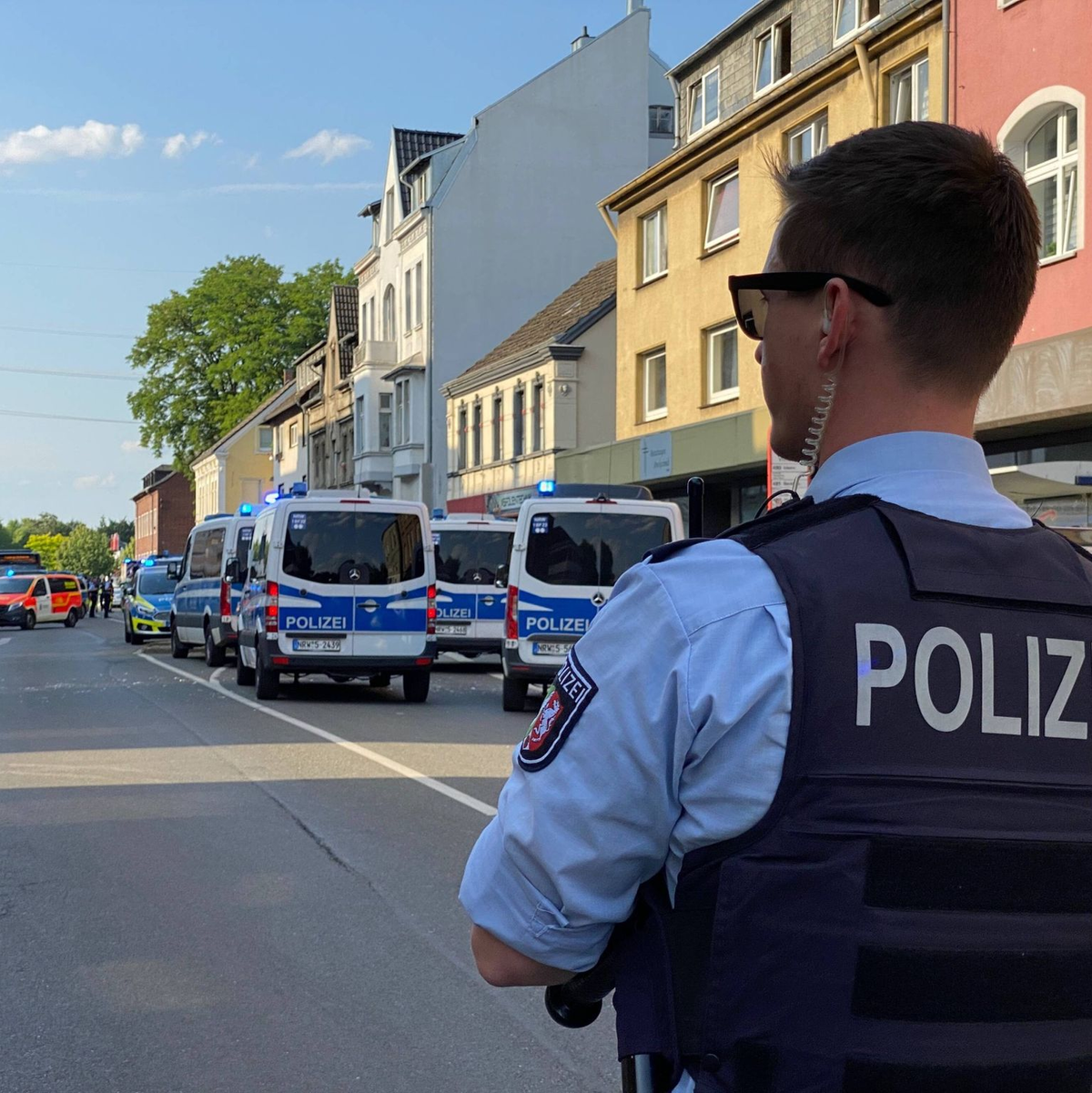Die Polizei am Rande einer Massenschlägerei in Castrop-Rauxel. - Foto: Marc Gruber/7aktuell/dpa