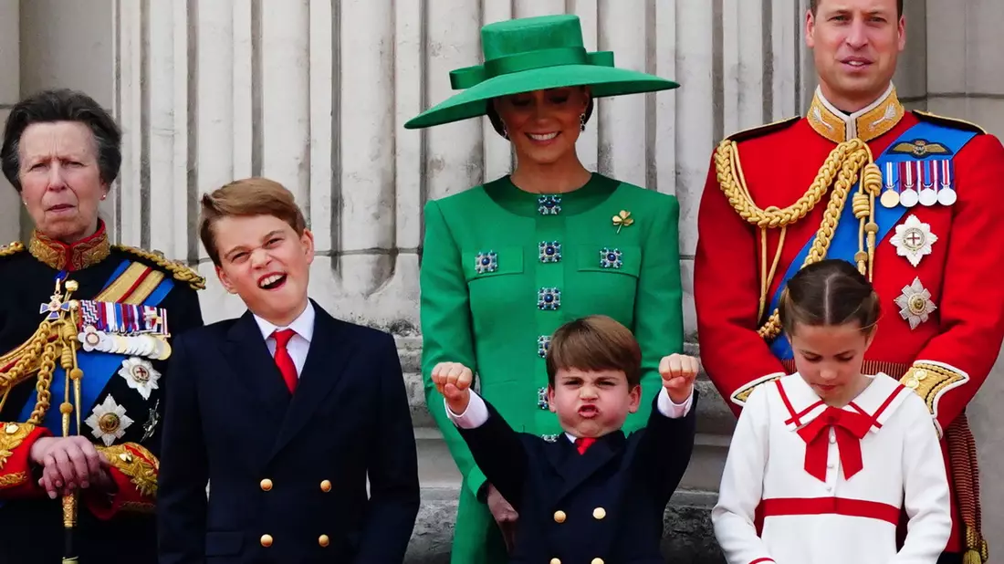 Prinzessin Anne (l-r), Prinz George, Prinzessin Kate, Prinz Louis, Prinz William und Prinzessin Charlotte stehen auf dem Balkon des Buckingham Palastes. - Bild: Victoria Jones/PA/AP/dpa