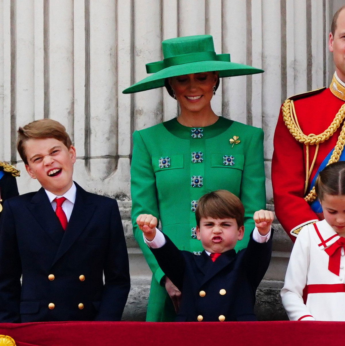 Prinzessin Anne (l-r), Prinz George, Prinzessin Kate, Prinz Louis, Prinz William und Prinzessin Charlotte stehen auf dem Balkon des Buckingham Palastes. - Foto: Victoria Jones/PA/AP/dpa