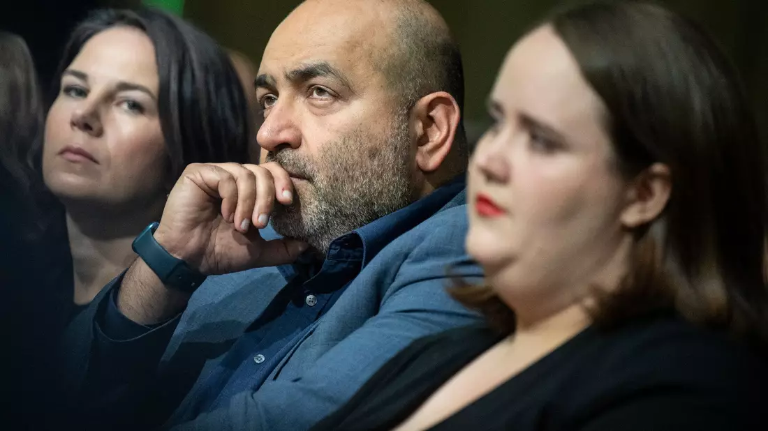 Annalena Baerbock (l-r), Omid Nouripour und Ricarda Lang sitzen beim Länderrat der Grünen in der ersten Reihe. - Bild: Boris Roessler/dpa