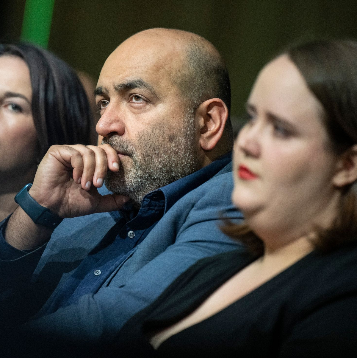 Annalena Baerbock (l-r), Omid Nouripour und Ricarda Lang sitzen beim Länderrat der Grünen in der ersten Reihe. - Foto: Boris Roessler/dpa