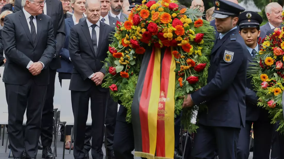 Bundespräsident Frank-Walter Steinmeier (l.) und Bundeskanzler Olaf Scholz (2.v.l) bei der zentralen Gedenkfeier für die Opfer des Volksaufstands vom 17. Juni 1953. - Bild: Joerg Carstensen/dpa