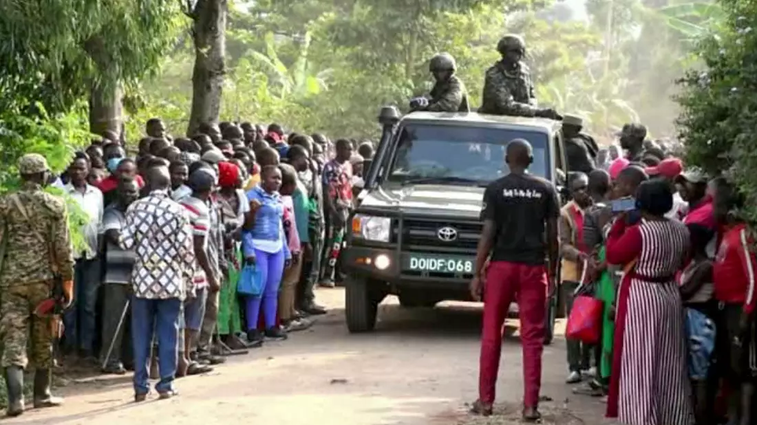 Ugandische Sicherheitskräfte fahren an einer Menschenmenge vorbei, die sich nach dem Angriff vor der Schule in Mpondwe versammelt hat (Videostandbild). - Bild: Uncredited/AP/dpa