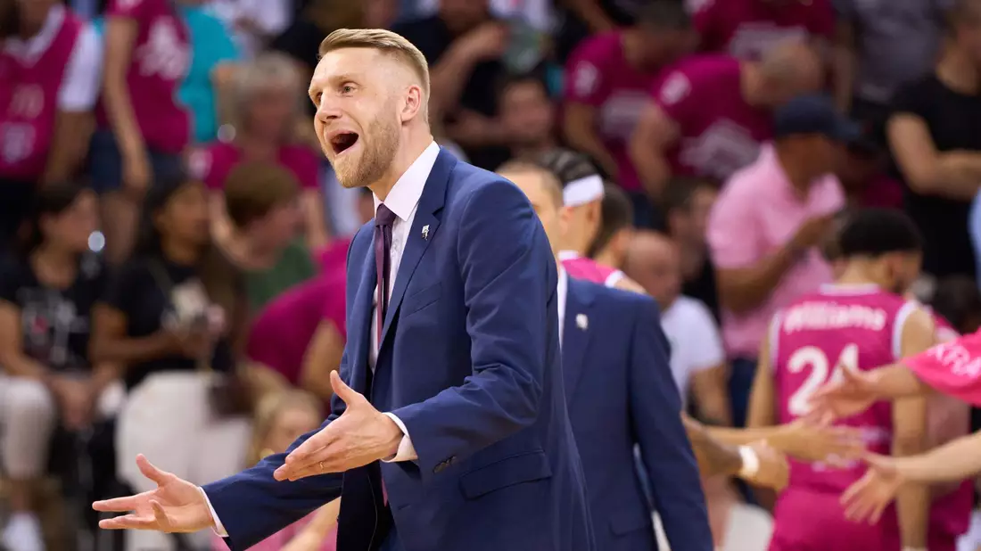Der Trainer des Basketball-Bundesligisten Telekom Baskets Bonn: Tuomas Iisalo. - Bild: Thomas Frey/dpa
