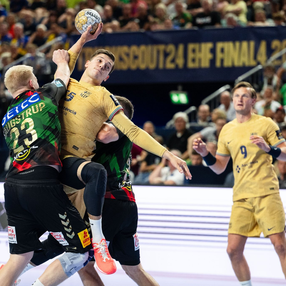 Magdeburgs Magnus Saugstrup (l) versucht Barcelons Domen Makuc am Wurf zu hindern. - Foto: Marius Becker/dpa