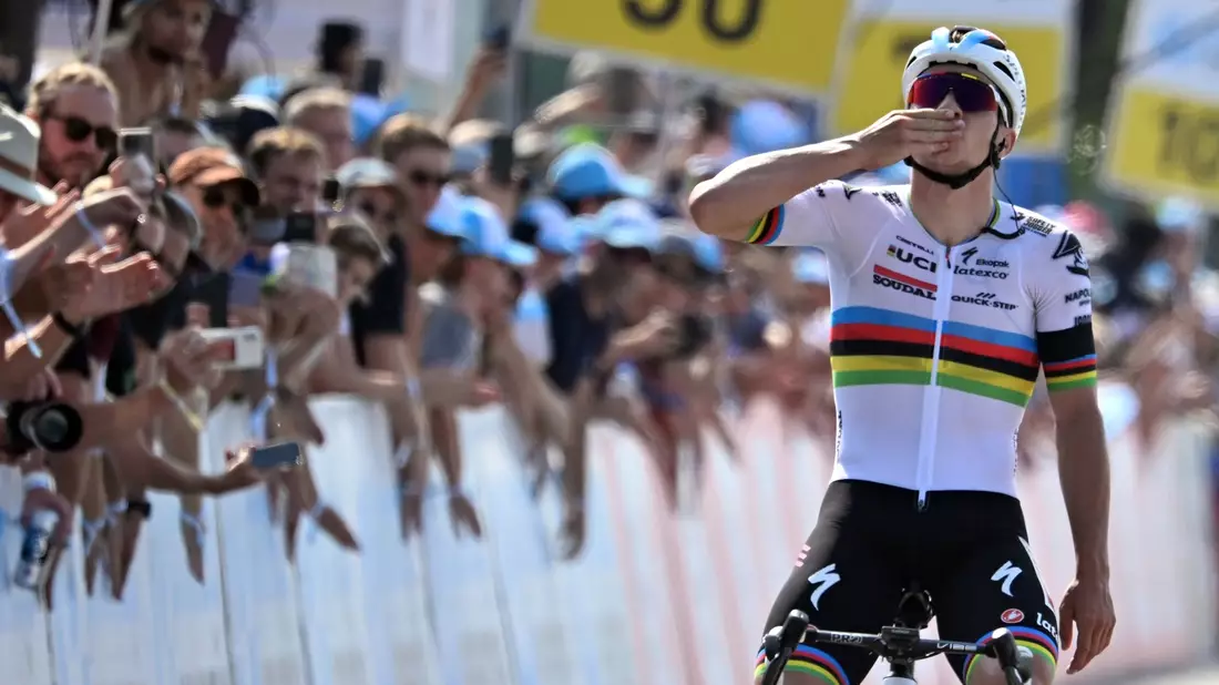 Remco Evenepoel erinnert bei seiner Zieldurchfahrt an den verunglückten Kollegen Gino Mäder. - Bild: Gian Ehrenzeller/KEYSTONE/dpa