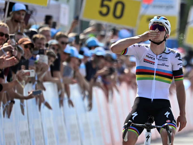 Remco Evenepoel aus Belgien widmete den Etappensieg dem verstorbenen Gino Mäder. - Foto: Gian Ehrenzeller/KEYSTONE/dpa