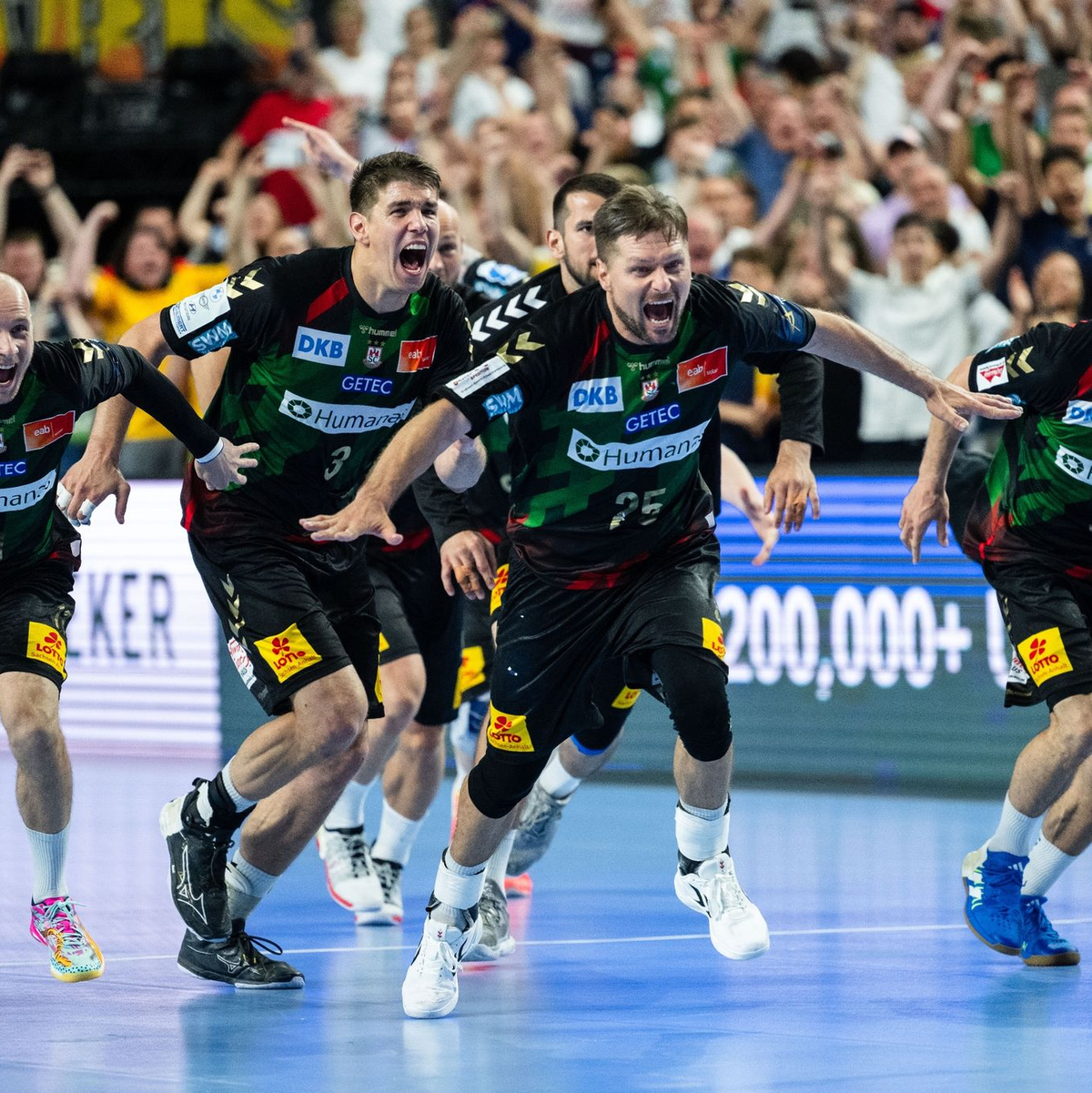 Die Spieler des SC Magdeburg jubeln nach dem Einzug ins Champions-League-Finale. - Foto: Marius Becker/dpa